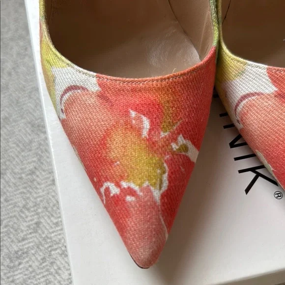 Manolo Blahnik BB 105 Pumps - Picture 12 of 13